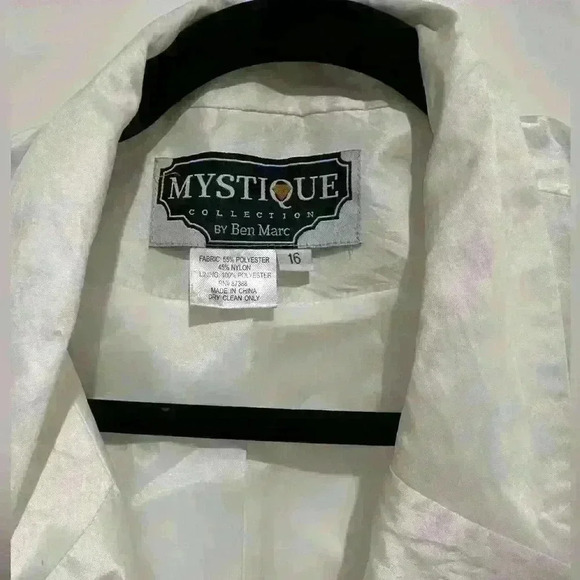white Mystique collection by Ben Marc Blazer with a silver embellished button - Picture 4 of 4